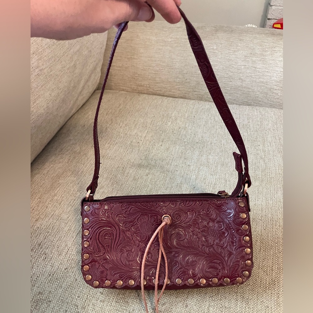 Maroon leather purse with carved design - Picture 4 of 5